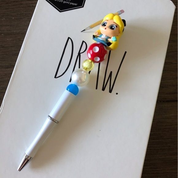 Disney Doorables: Alice in Wonderland: Alice handmade beaded pen - Picture 2 of 3